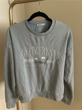 ASOS Stradivarius Switzerland Graphic Sweatshirt Blue Crewneck Oversized Size M